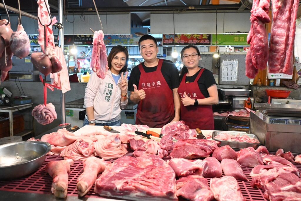 勤走基層聽民意　邱議瑩市場掃街氣氛熱烈、婆媽熱情相擁