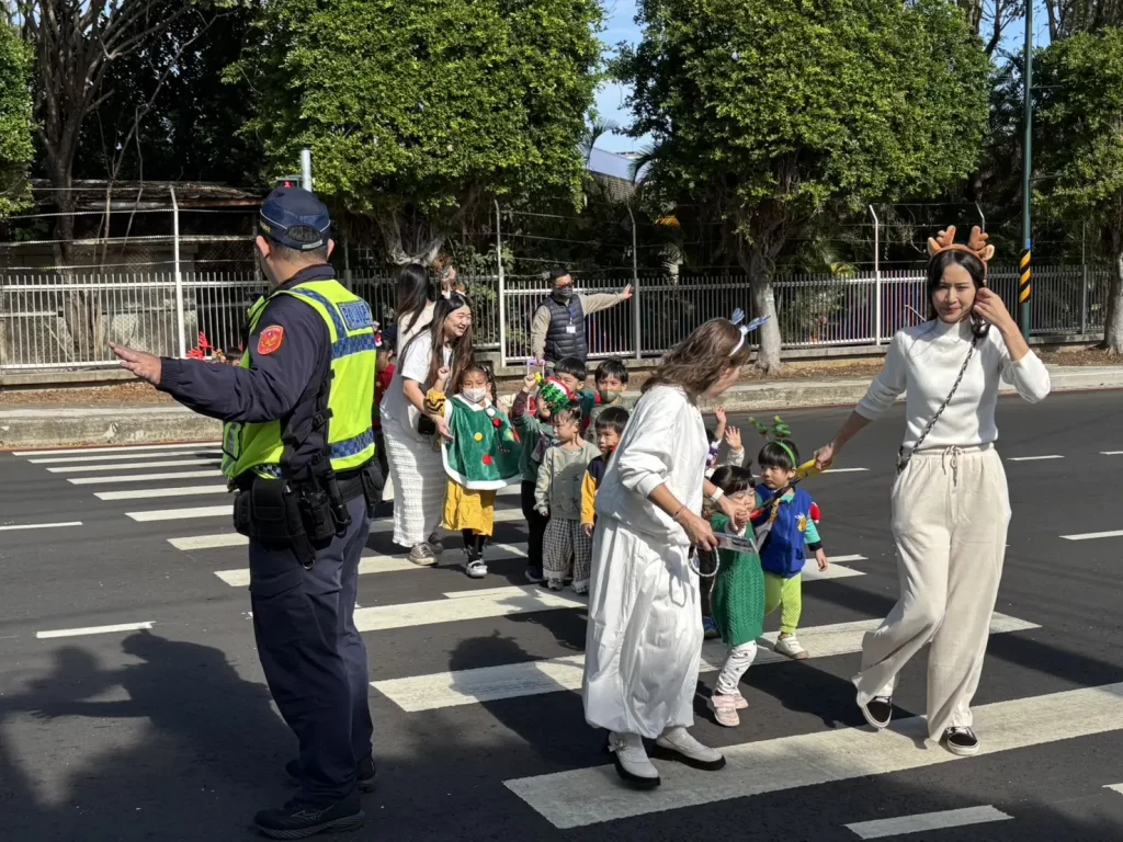 幼兒報佳音暖警心　警察叔叔牽手護童過馬路感動全場
