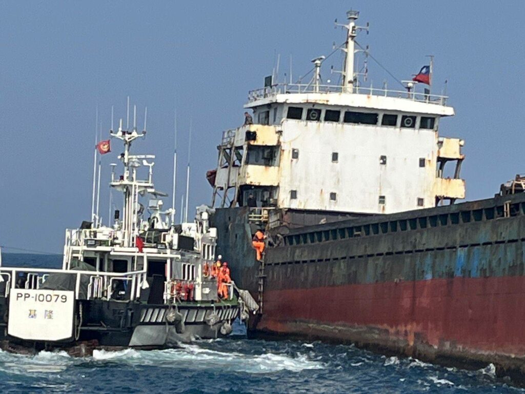 高雄彌陀及梓官外海商貨輪滯留　造成漁船作業不便與安全疑慮