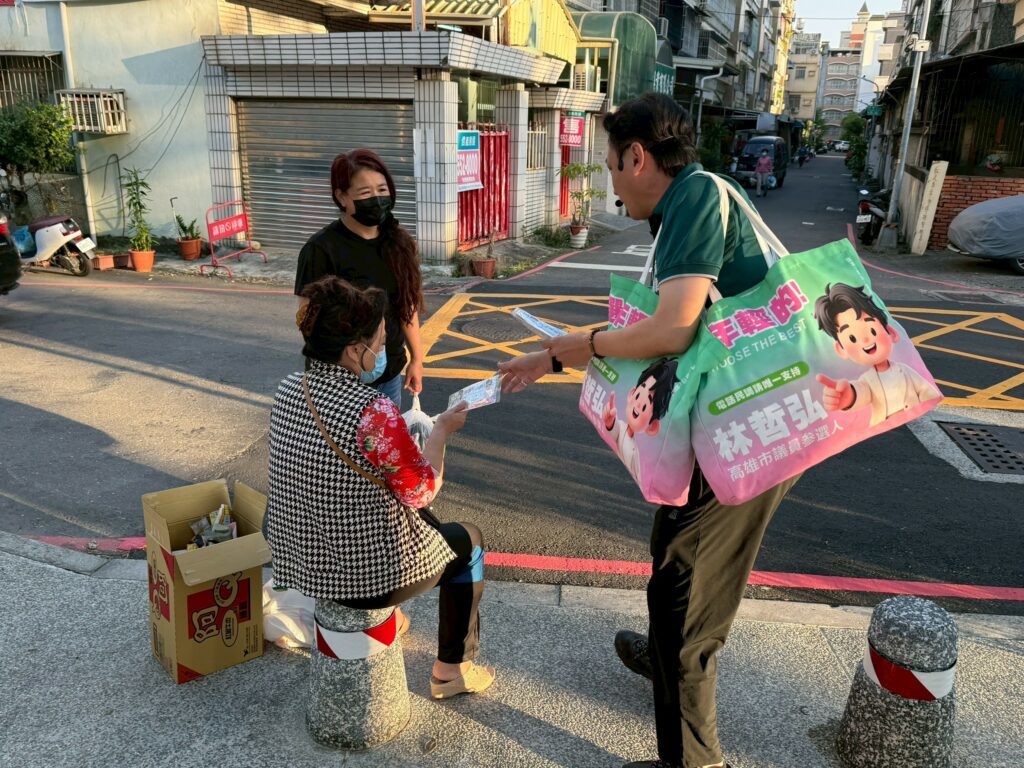 選戰文宣也拚「實用派」！柯志恩小提袋、李明璇環保袋上陣　林哲弘超大購物袋意外成焦點