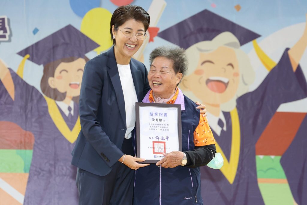 南投縣長青大學暨婦女大學聯合結業典禮　盛大隆重