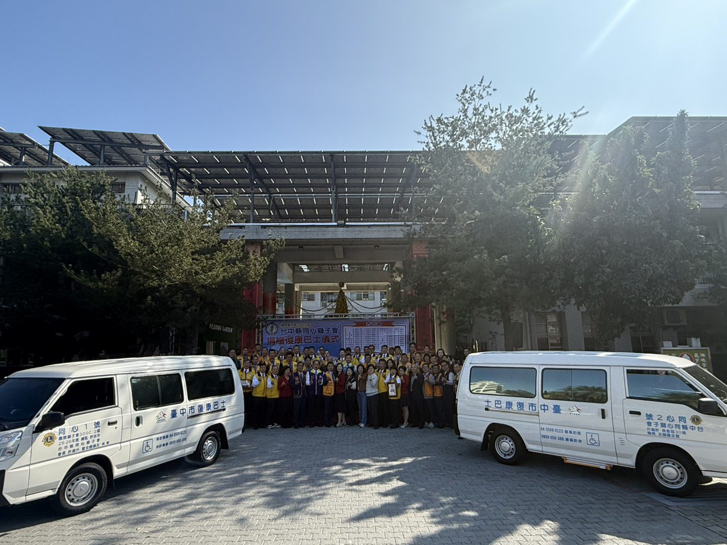 溫馨的聖誕節禮物！　台中縣同心獅子會捐贈中市府2輛復康巴士