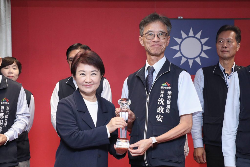 全國首創「車輛回收即時查欠稅及退稅服務」　中市地稅局勇奪市府廉能透明獎特優