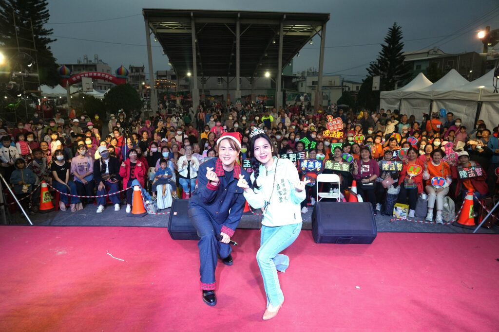 鹽埔下雪了！　鄉長呂家萱驚喜化身 Elsa 親子共繪大地塗鴉牆點亮耶誕