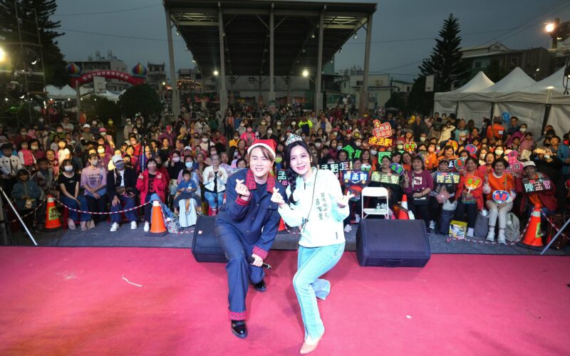 鹽埔下雪了！　鄉長呂家萱驚喜化身 Elsa 親子共繪大地塗鴉牆點亮耶誕