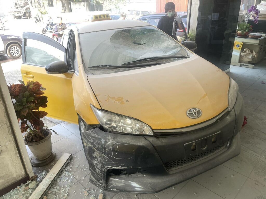 賴男與車行負責人何男因靠行糾紛理論未果　在車上引燃火勢後駕車闖入車行受傷送醫