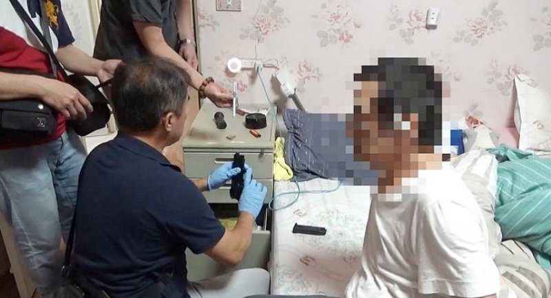 港灣新聞網／民宅暗藏改造手槍！海巡偵防分署、新竹三分局破門搜出槍彈 2 男落網