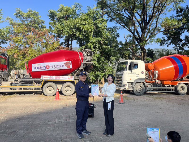 港灣新聞網／左營警打造行動教室！大車進校園　百名學童實境體驗「視線死角」與「內輪差」