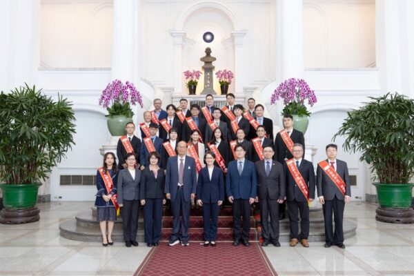 台管會理事長黃營杉率第18屆崇越論文大賞得主   受蕭美琴副總統接見