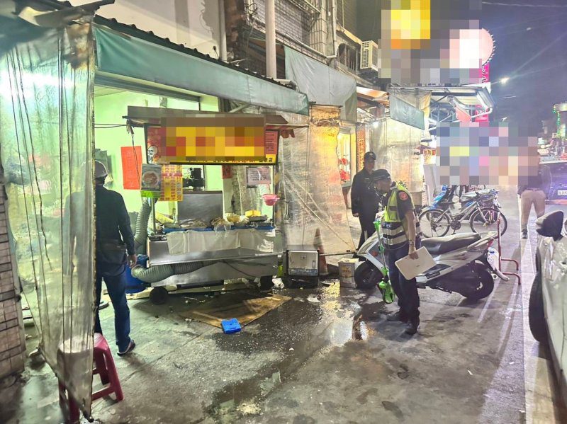 港灣新聞網／內埔昭勝路香雞排店遭自小客車高速衝撞　2人燒燙傷送醫、犯嫌當場被捕