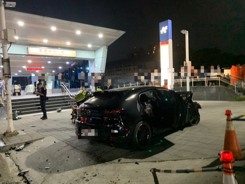 港灣新聞網 / 五甲路口車禍送醫 5 人　前鎮警揭關鍵肇因：一左轉未依號誌、一疑超速