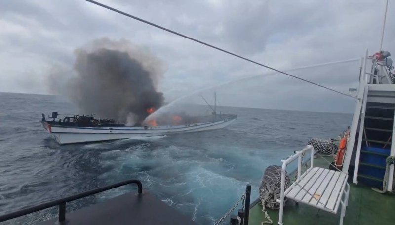 港灣新聞網／興達港漁船海上燃燒　海巡 2 艇急馳滅火零傷亡