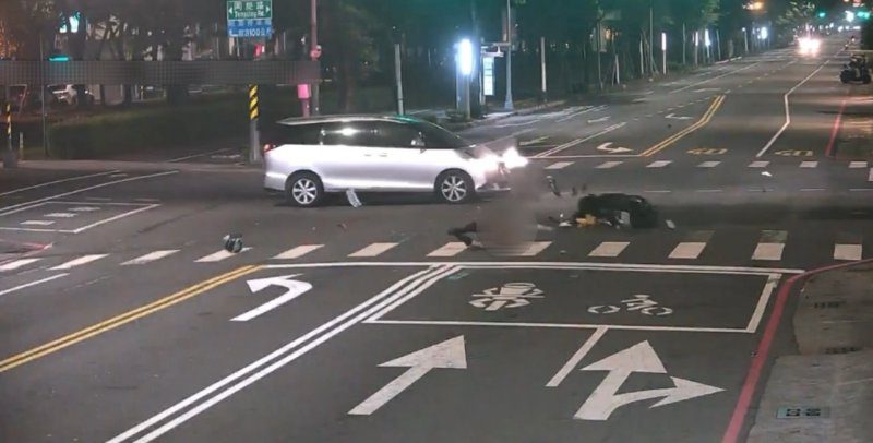 港灣新聞網／高雄苓雅分局：凱旋二路車禍主因疑闖紅燈　兩人皆遭取締開罰