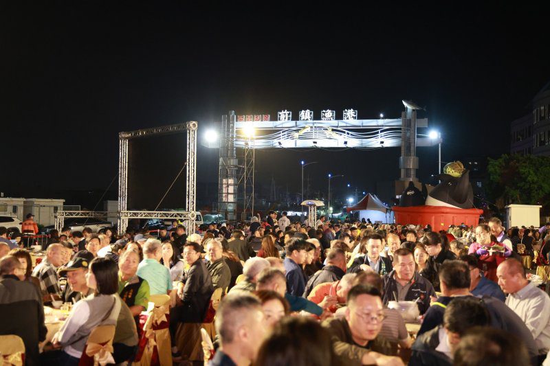 港灣新聞網 / 大海開吃前鎮壓軸登場！陳其邁高歌同樂　海味晚宴人氣爆棚