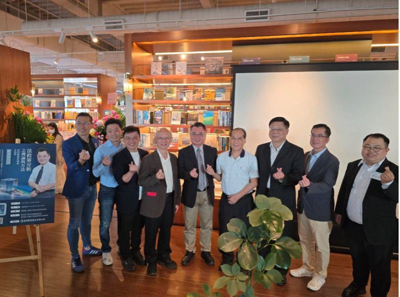 港灣新聞網/高大廖義銘教授新作《法政策分析》十二月問世 直指《AI基本法》草案為「國王的新衣」