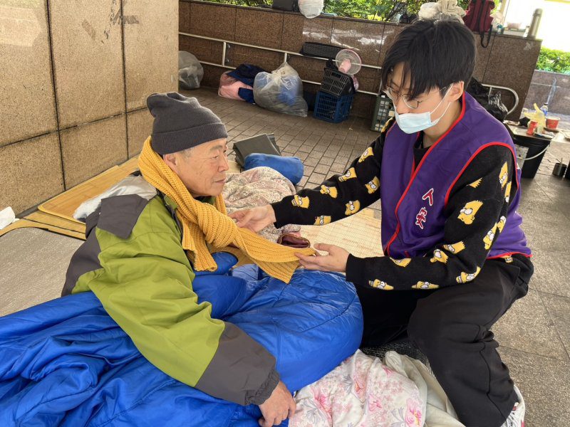 港灣新聞網／寒流凍爆北台灣！人安基金會緊急送暖救街友