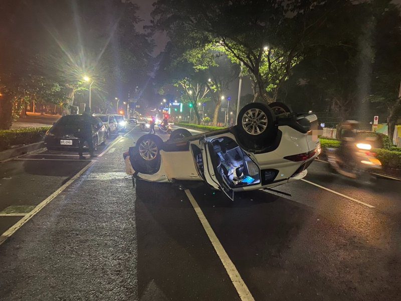 港灣新聞網／中正一路深夜自撞車禍　苓雅警：駕駛未注意車前狀況釀禍 無酒駕