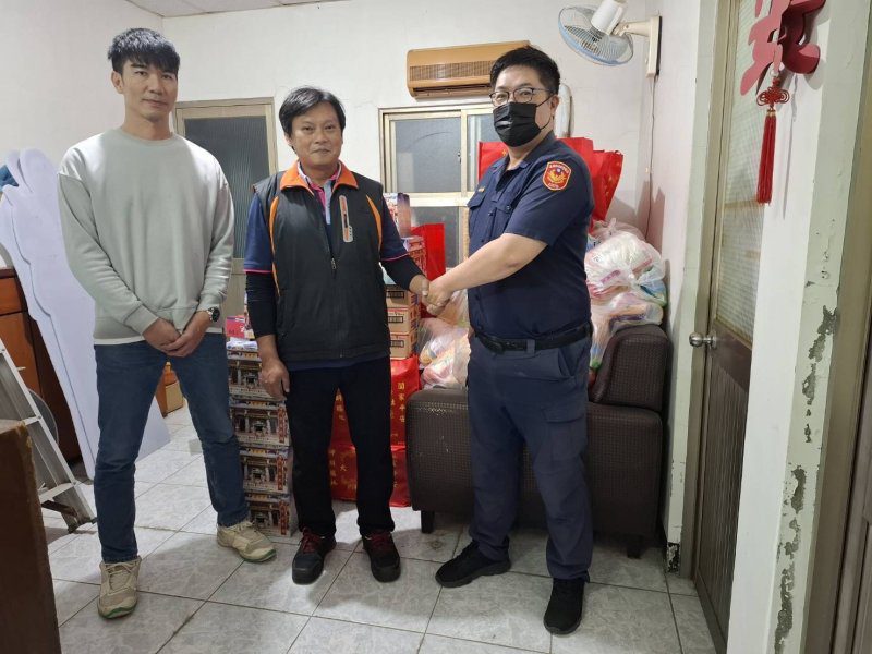 港灣新聞網／寒冬送暖不間斷！舊港派出所結合巡香宣德會深入關懷弱勢家庭