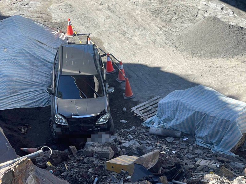 港灣新聞網／台20線驚險！自小客車深夜滑落明霸克露橋邊坡 六龜分局與消防緊急救援