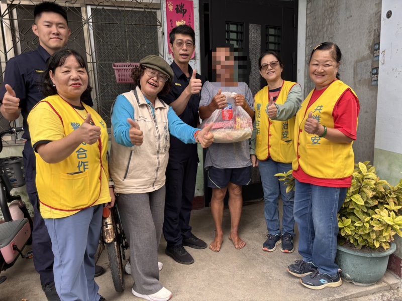 港灣新聞網／枋寮分局寒冬送暖！結合警友會深入社區關懷弱勢 居民感動不已