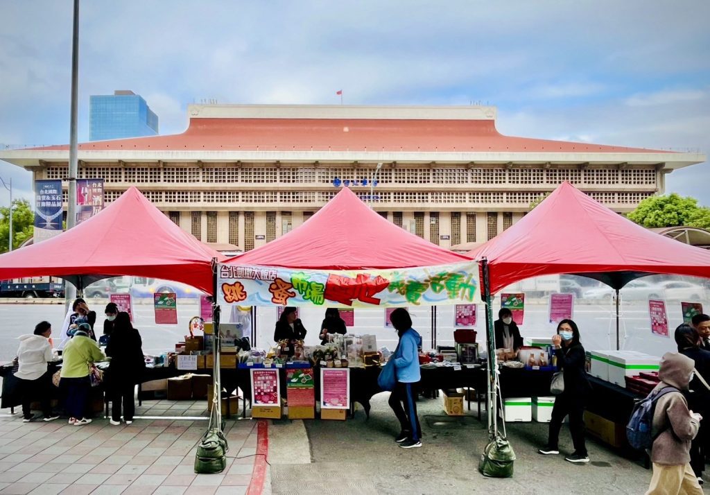 台北凱撒聖誕傳愛不停歇  串聯義賣與關懷行動送暖八里安老院