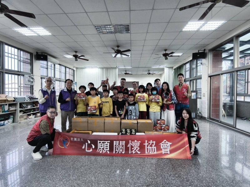 港灣新聞網／偏鄉孩子最暖聖誕節！林正修、鄭勝次送上禮物與鼓勵