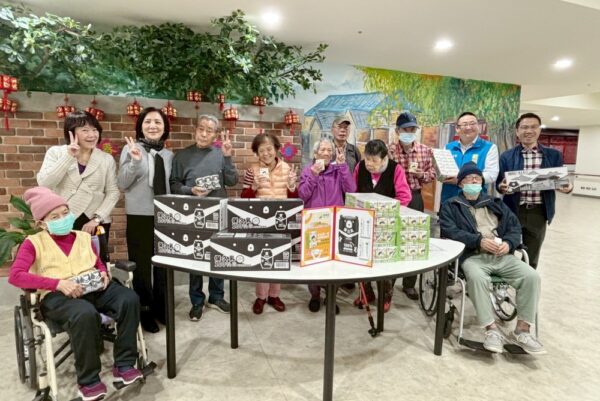 戴錫欽暖心送愛    辦公室主任訪紅心字會為長輩送暖補充營養