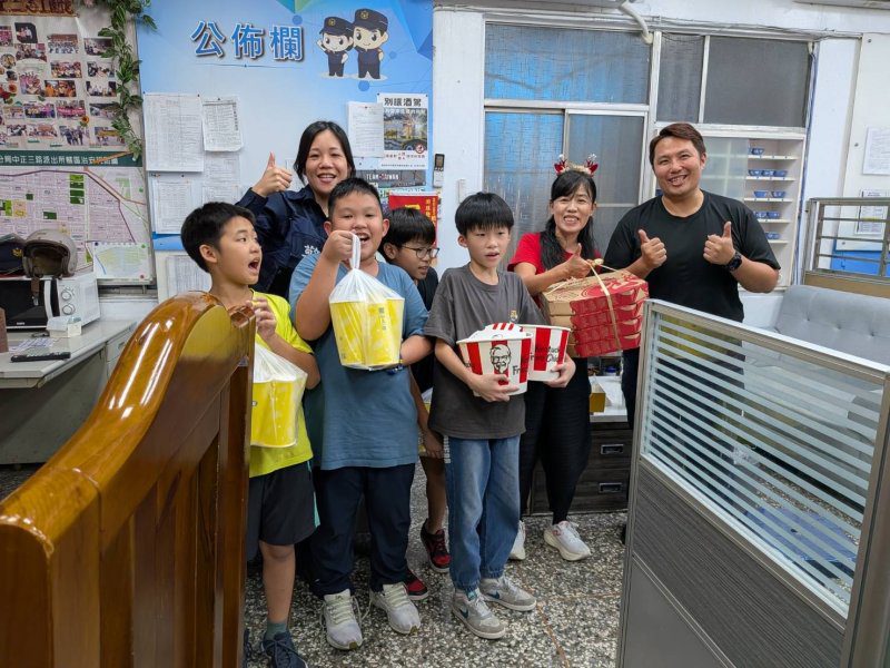 港灣新聞網／佳節傳善意　中正三路派出所洋溢聖誕溫情