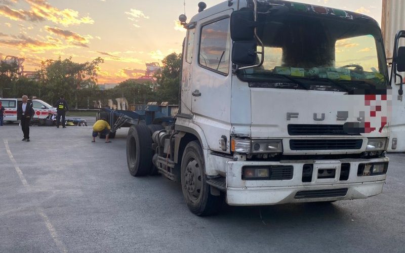 港灣新聞網 / 高雄港自貿區事故　聯結車與機車碰撞騎士送醫