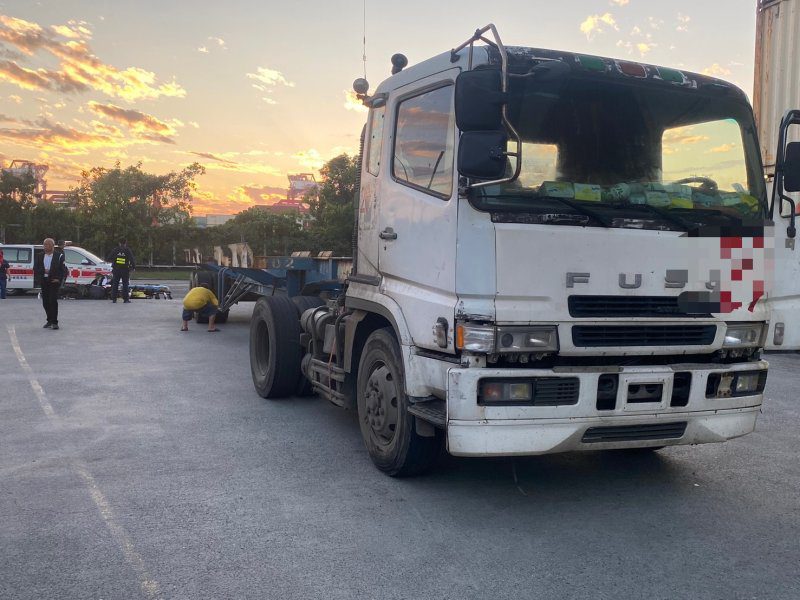 港灣新聞網 / 高雄港自貿區事故　聯結車與機車碰撞騎士送醫