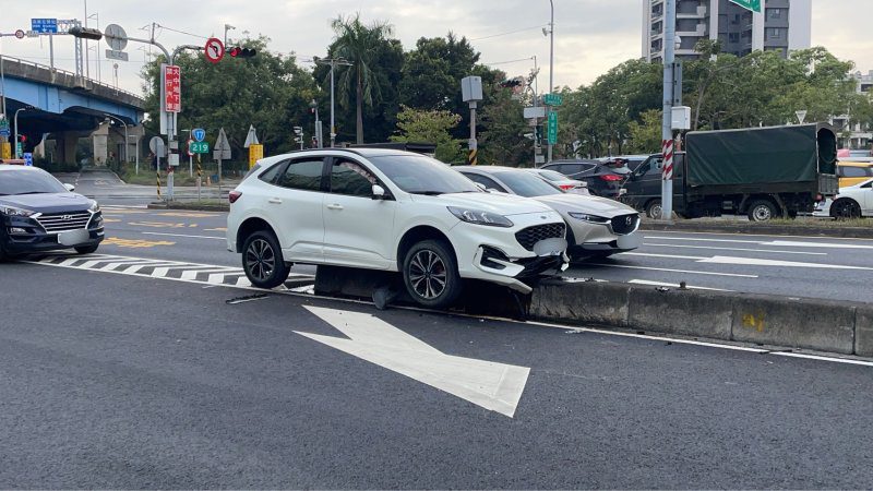 港灣新聞網 / 酒毒駕自撞分隔島　左營警現場查獲依托咪酯