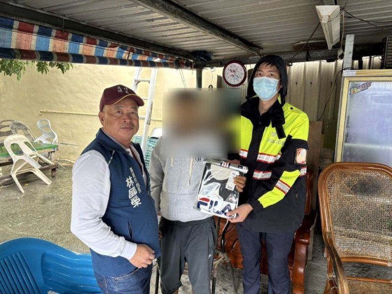 港灣新聞網 / 冷氣團來襲送溫情　枋寮警與村長關懷弱勢