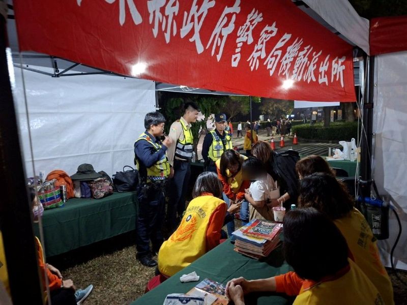 斜坡上藝術節湧入大批人潮　潮州警設置機動派出所即時暖心服務