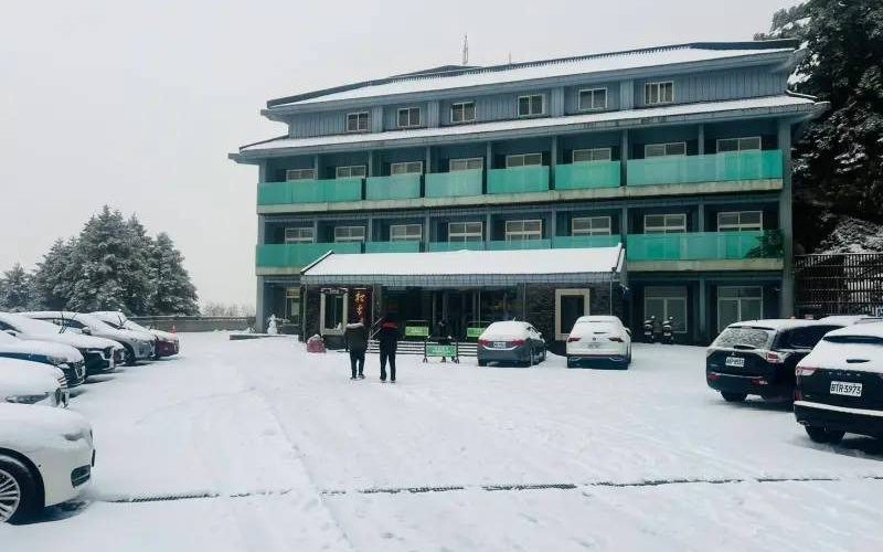 遊客驚呼「宛如歐洲」！合歡山松雪樓一夜積雪9公分