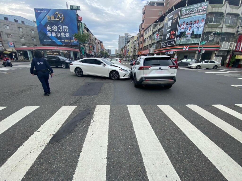 三民區建工路與大豐二路口，二小客車碰撞　二輕傷三民二分局查處