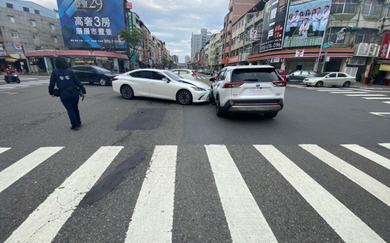 三民區建工路與大豐二路口，二小客車碰撞　二輕傷三民二分局查處