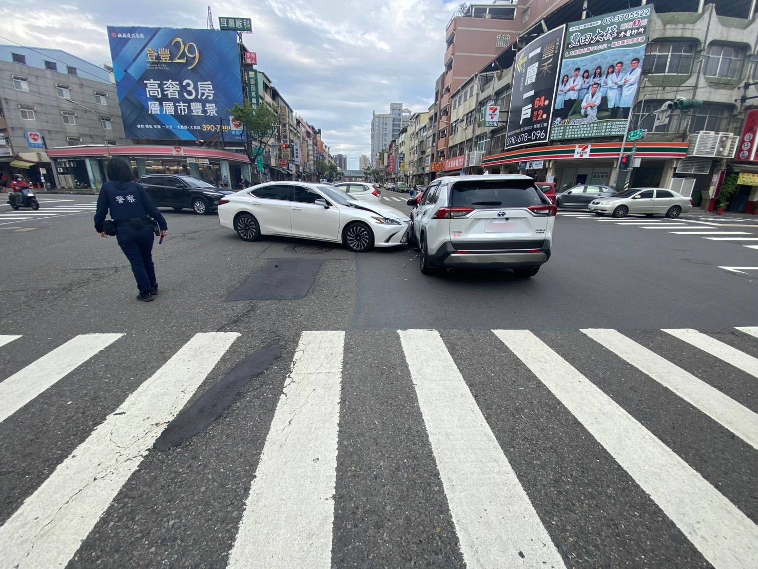 三民區建工路與大豐二路口，二小客車碰撞　二輕傷三民二分局查處