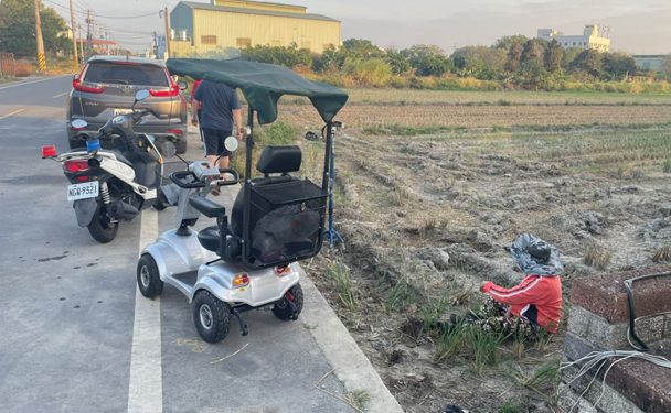 強風吹倒老翁跌落田內　和美警即刻救援