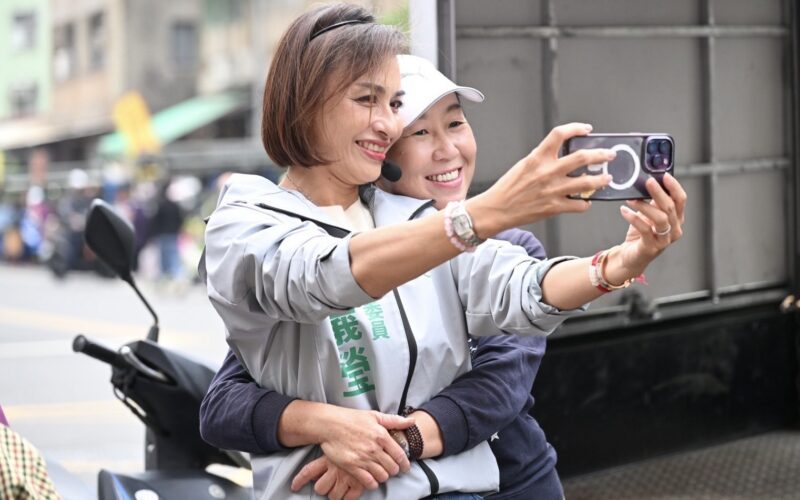 「邱議瑩掃市場被婆媽熱情擁抱！　大方回：拍照摟腰也OK啦」