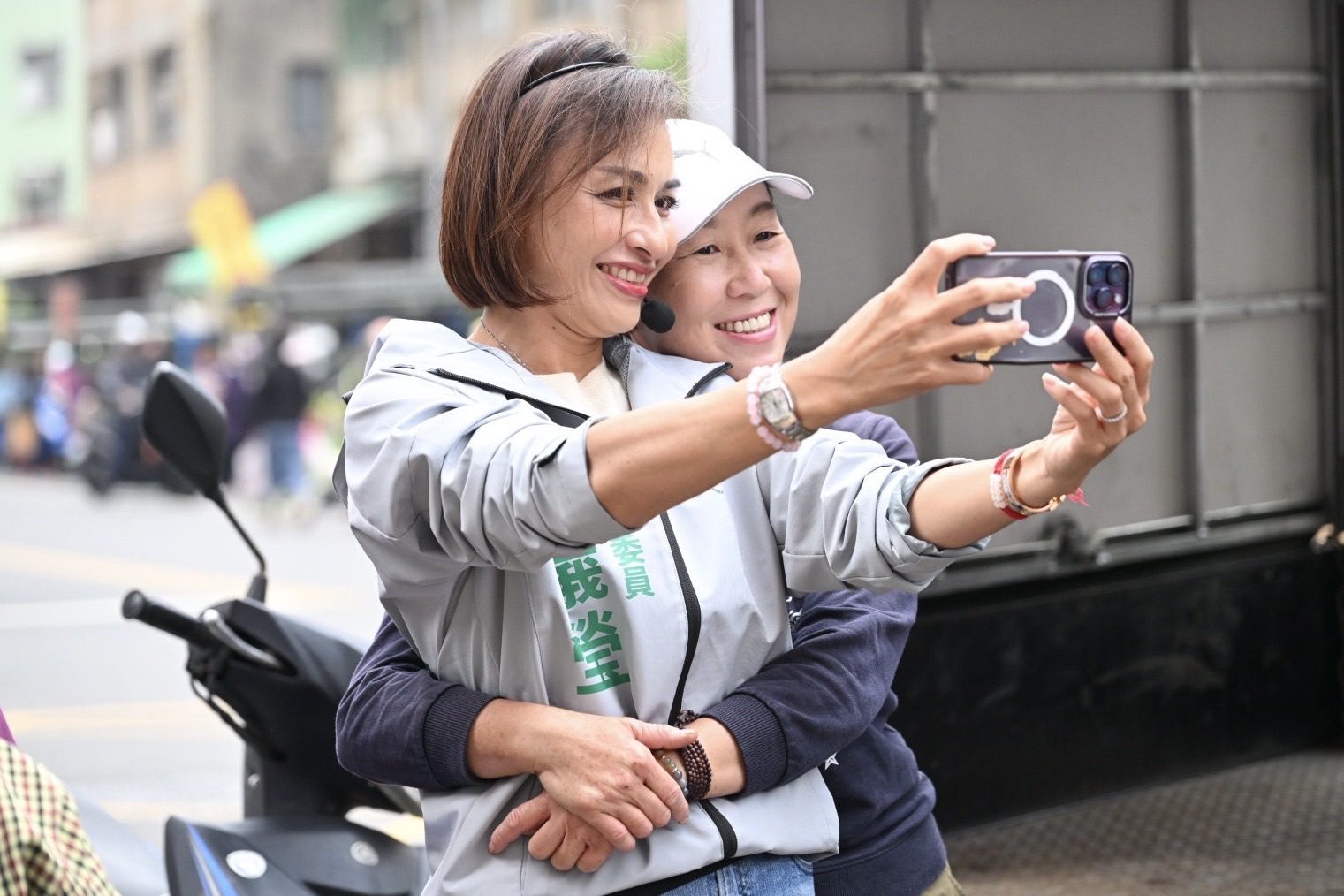 「邱議瑩掃市場被婆媽熱情擁抱！　大方回：拍照摟腰也OK啦」