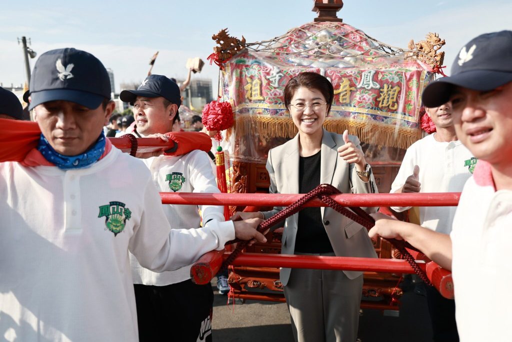 南投鳳山寺謁祖刈香回鑾　許淑華縣長恭迎扶轎遶街賜福