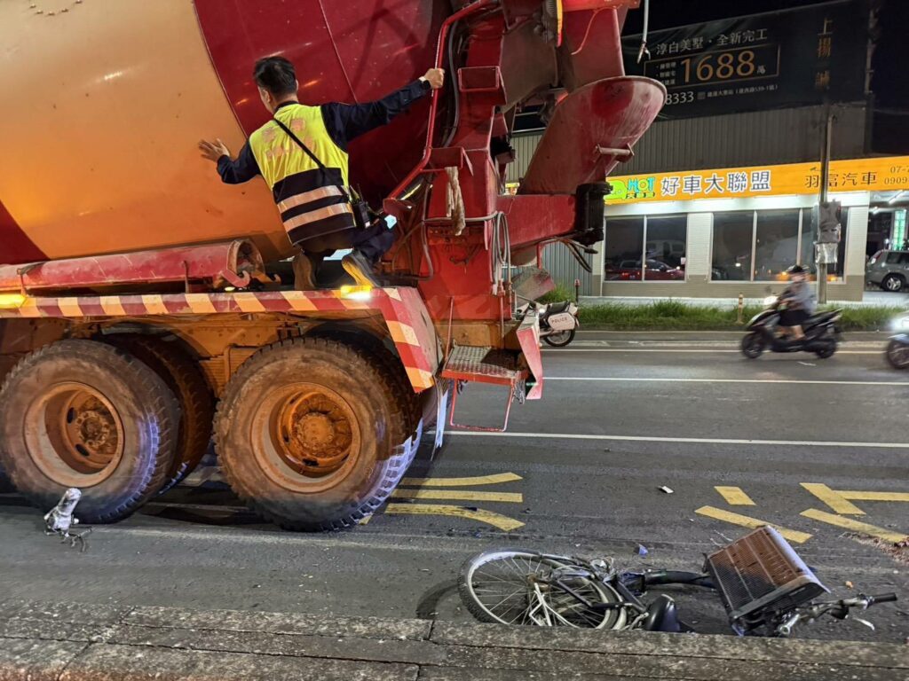 屏東萬丹、捷西路口水泥預拌車碰撞腳踏車女騎士受傷送醫　林園警馳赴處理