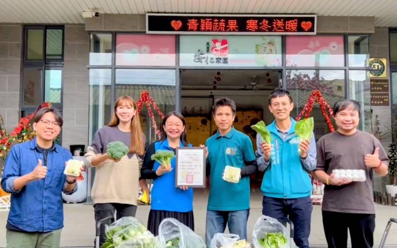 嘉義青創公司「青穎蔬果」回饋社會　攜手勞青處贈蔬菜傳愛心