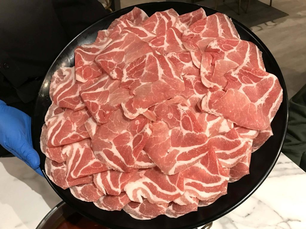 肉多多跨年夜圍爐嗑鍋到三點半   團體歡聚加碼送百顆蛤蜊
