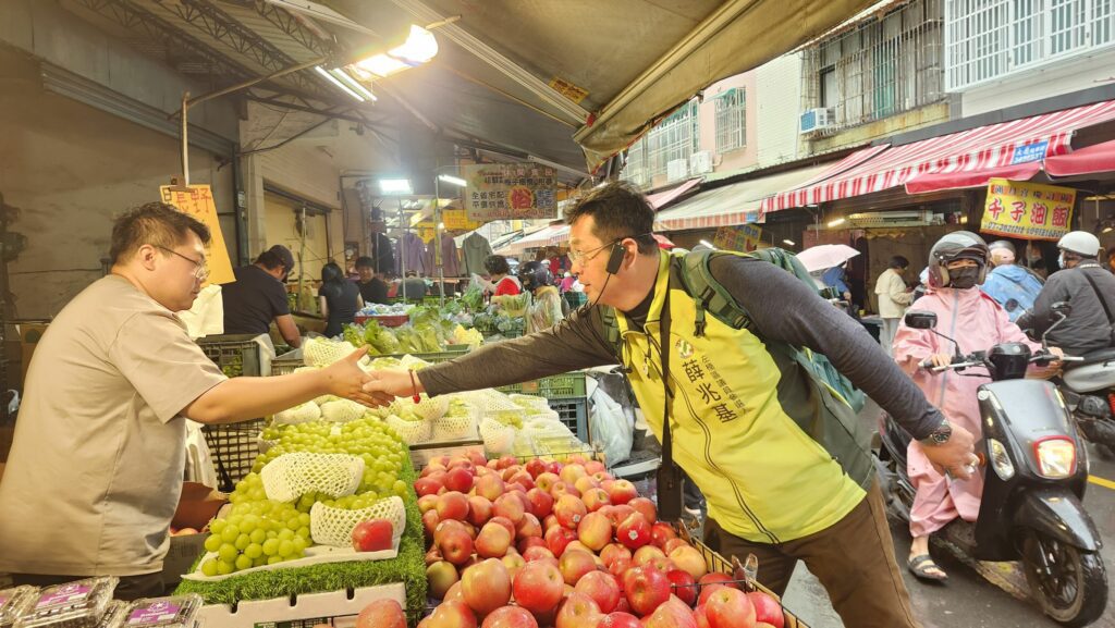 不跑行程跑民意 薛兆基三度走進莒光市場　雨中基層互動成焦點