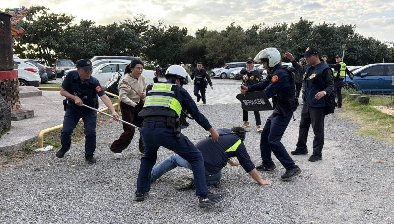 墾丁大街快打演練　恆警出動空拍機、月牙鏟制服暴徒暨恆春警訊