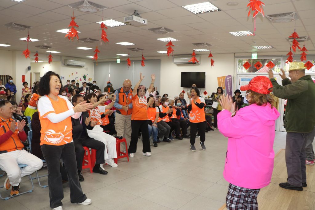 「愛笑力」延緩失智失能　新北市愛笑瑜珈協會「笑哈哈」發表成果　