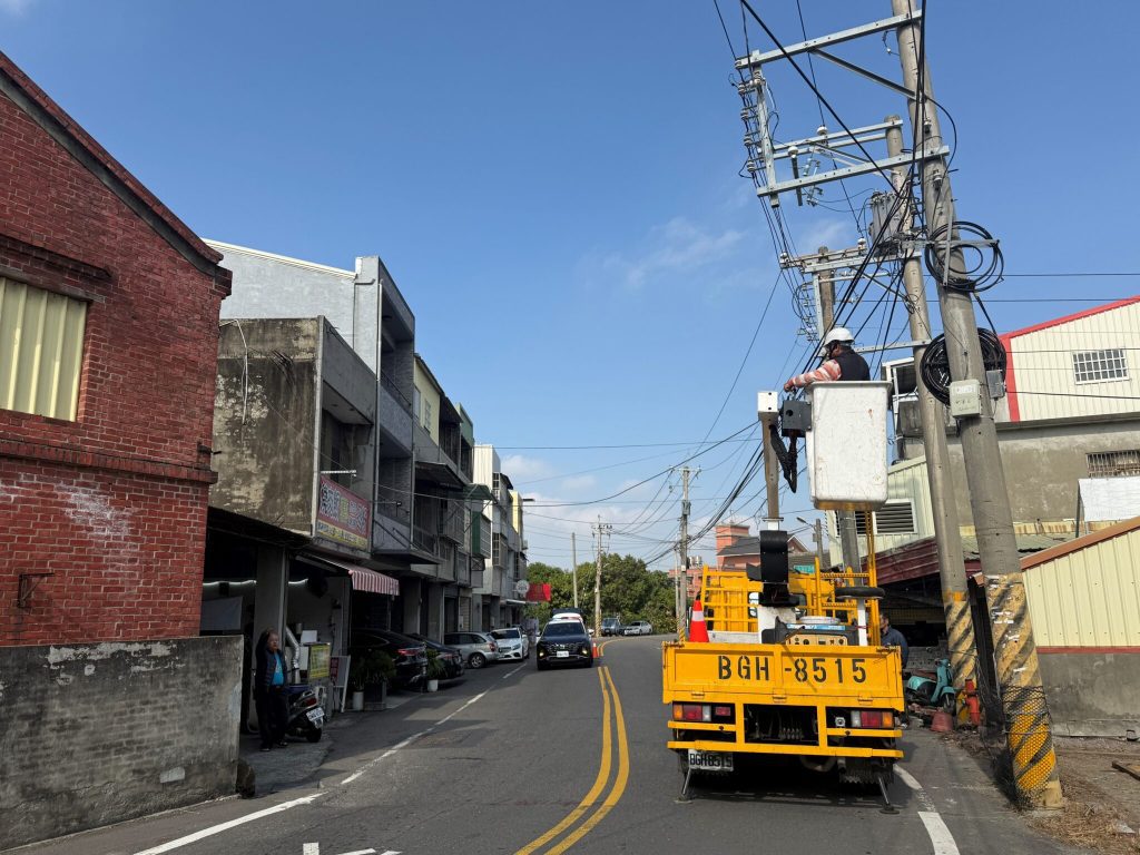 電纜線脫落員警暖心　協助排除確保交通安全