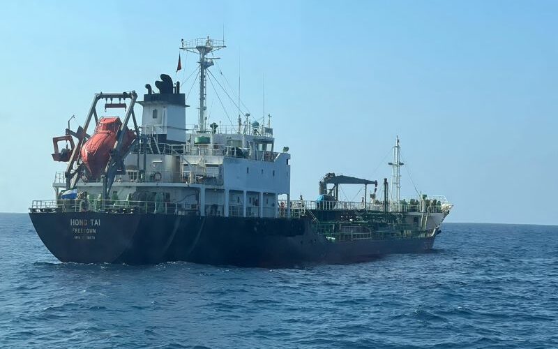 維護海域錨泊秩序　海巡署南部分署與航港局聯手查處滯留船舶