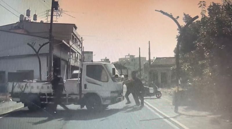 小貨車載重突熄火阻礙交通　高樹警巡邏發現即時排除